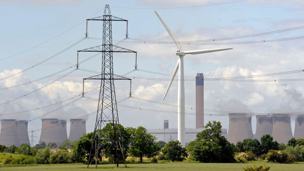 Vindturbin ved Drax kullfyrte varmekraftverk i Nord-England. IEA spår at vind vil overta som den største kraftkilden på  kloden i løpet av 10 år.