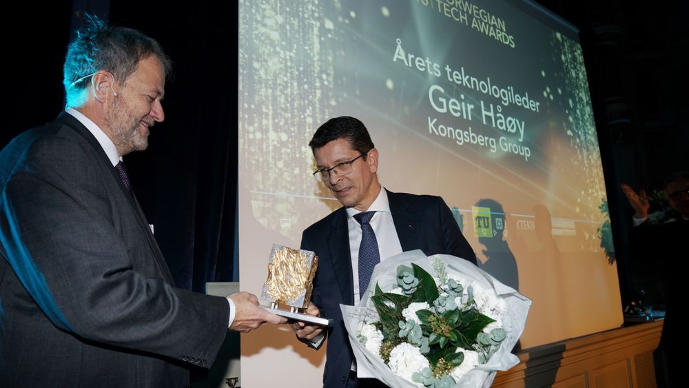 Geir Håøy var overrasket over å motta prisen Årets teknologileder fra TU-sjef Jan Moberg.