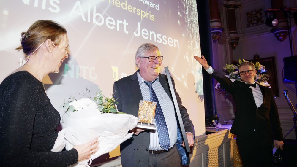 Nils Albert Jenssen tok ydmykt imot årets hederspris på Norwegian Tech Awards 2018.
