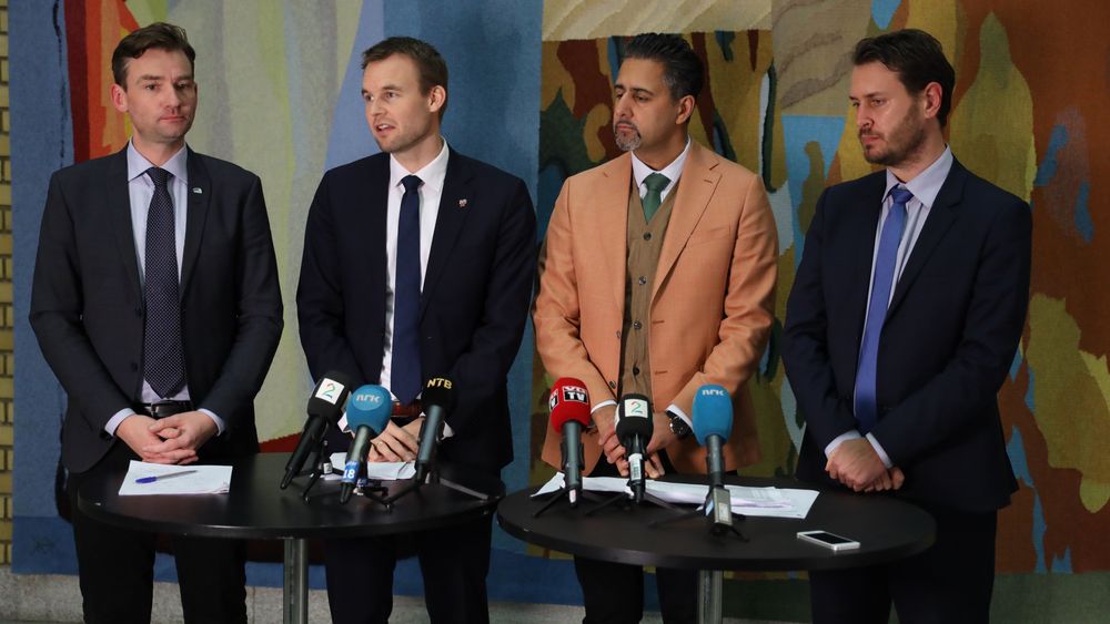 De fire budsjettpartiene på Stortinget utsetter endringene i elavgiften. Her er de representert ved finanspolitisk talsperson i Høyre, Henrik Asheim, finanspolitisk talsperson i KrF, Kjell Ingolf Ropstad, finanspolitisk talsperson i Venstre, Abid Raja og finanspolitisk talsperson i Frp, Helge André Njåstad under pressekonferansen hvor budsjettavtalen ble presentert.