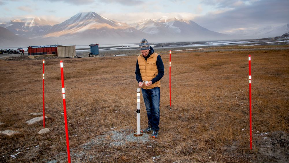 Forsker Graham Gilbert måler temperaturen i permafrosten i Longyearbyen. Temperaturmålere er utplassert i borehull i bakken en rekke steder på Svalbard og i andre arktiske områder.