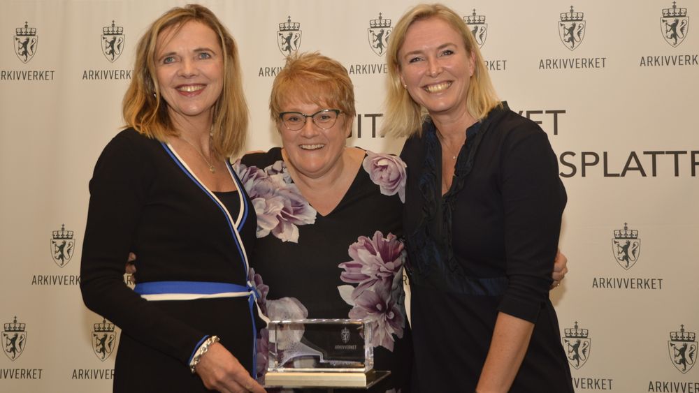 Riksarkivar Inga Bolstad, kulturminister Trine Skei Grande og Anne Schiøtz, generalsekretær i Slekt og Data. Sistnevnte representerer noen av de mest aktive brukerne av Digitalarkivet.