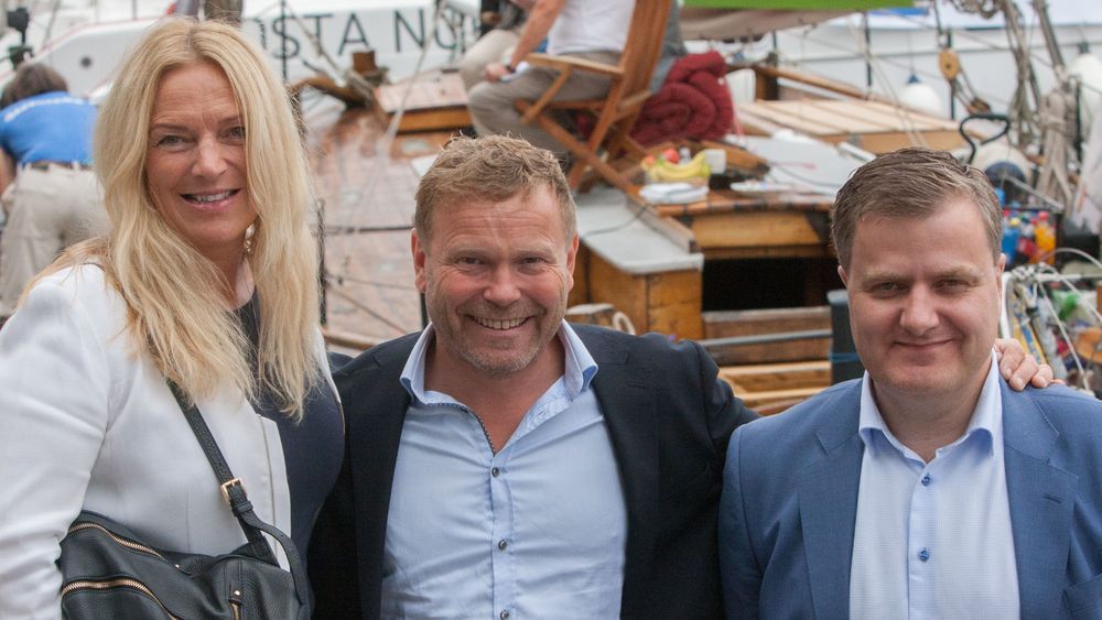 Direktør Toril Nag i Lyse, prosjektdirektør Tore Kristoffersen i Lyse og administrerende direktør Trond Skjellerud i Eidsiva bredbånd har funnet tonen. Her er det avbildet under Arendalsuka i august.