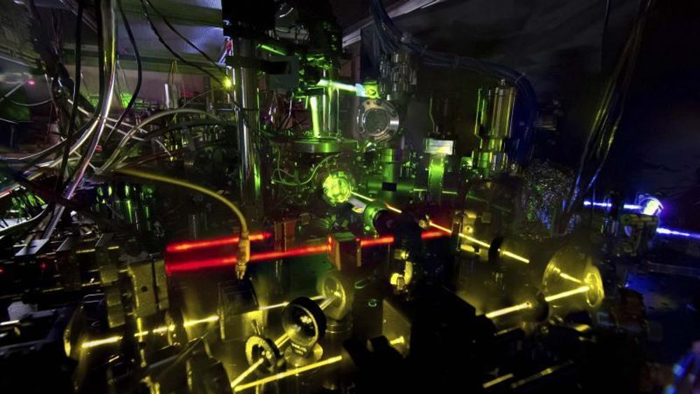 Ett av de to optiske atomurene fra National Institute of Standards and Technology i Boulder.