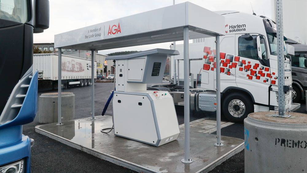 Norges første fyllestasjon for flytende biogass som drivstoff til tungtransport åpnet på Furuset tirsdag.
