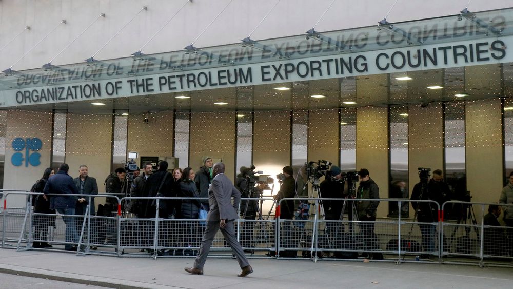 Det er stor interesse for hva Opec-landene gjør for å bremse fallet i oljeprisen. Hr venter pressefolk utenfor Opecs hovedkvarter i Wien.