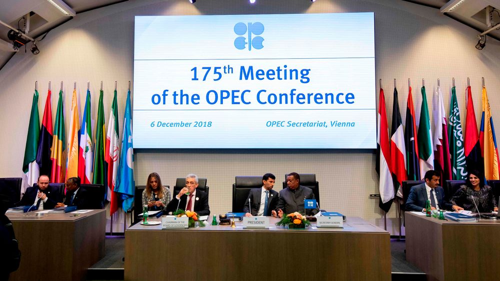 OPECs president og de Arabiske Emiraters energiminister, Suhail al-Mazrouei (nummer fire fra høyre) åpnet den 175. OPEC-konferansen i Wien i går.