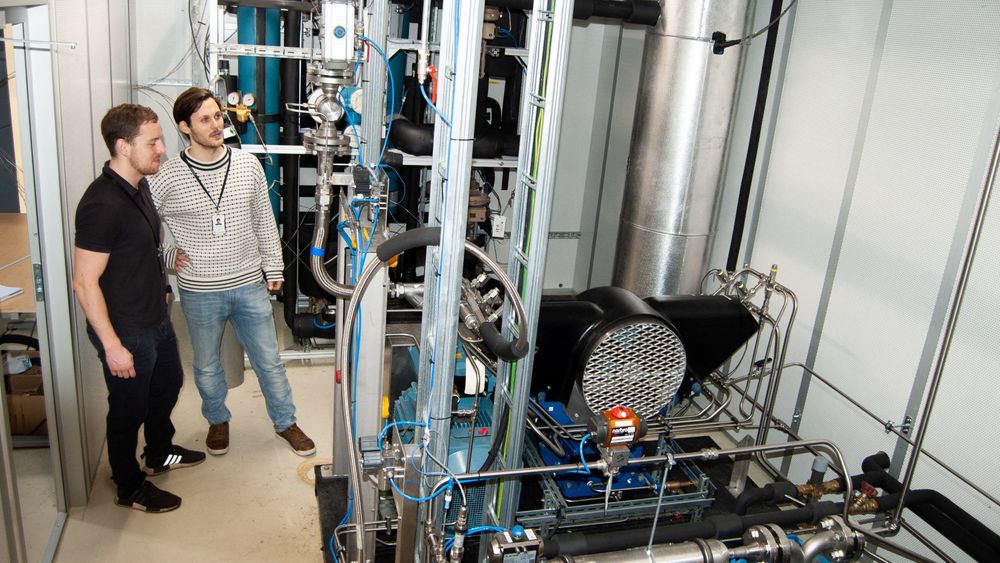 Målinger SINTEF-forskerne David Berstad og Stian Trædal (til venstre) har fått under forsøk med det nye systemet på denne labrigg i Trondheim viser at de ved å flytendegjøre CO2 oppnår en renhet på minst 99 prosent.