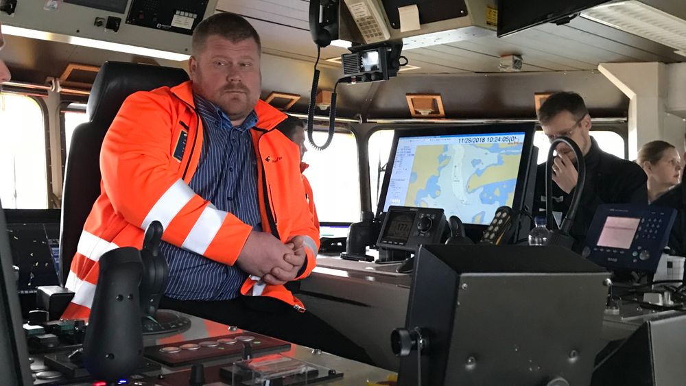 Kaptein Matti Pöyli i Finferries sitter og følger med mens autonomisystemet fra Rolls-Royce styrer og navigerer ut fra hindringer i fjorden.