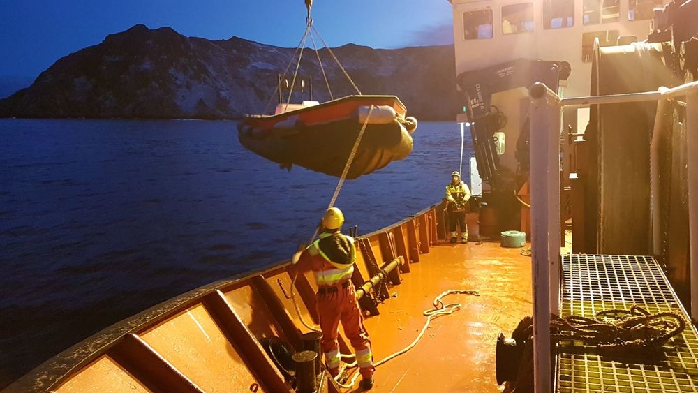 Telenor forteller at det var et omfattende arbeid å skjøte sjøkabelen mellom Hammerfest og Gjesvær som røk 28. november kl. 20.00. Her er arbeidsbåten i ferd med å bli låret.