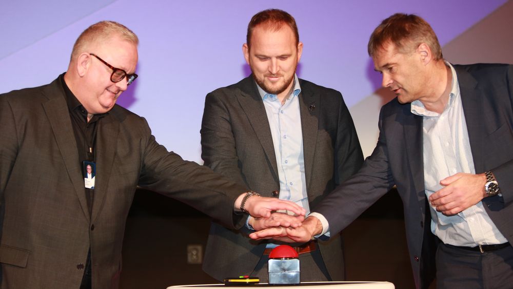 Odeon-direktør Ivar Halstvedt, samferdselsminister Jon Georg Dale og Telia Norge-sjef Abraham Foss trykket på knappen som satte igang første visning av traileren til filmen om Roald Amundsen som kommer til kinopublikum i februar 2019. Selvsagt overført via 5G, også det for første gang i Norge.