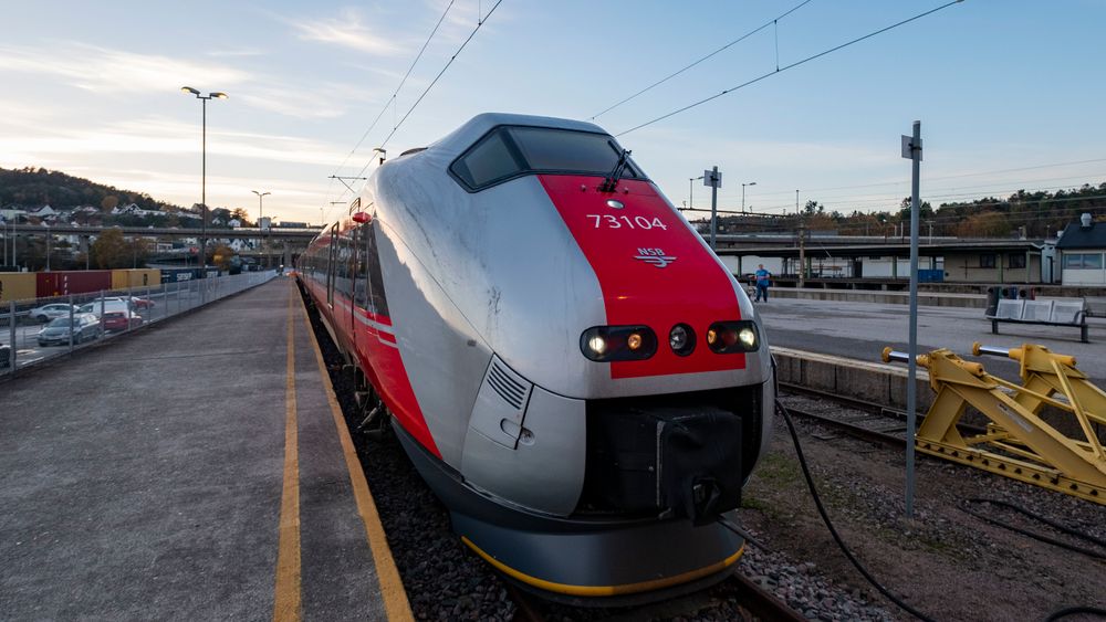 Et togsett på Kristiansand stasjon. Britiske Go-Ahead har vunnet konkurransen om å få kjøre Sørlandsbanen og andre baner.