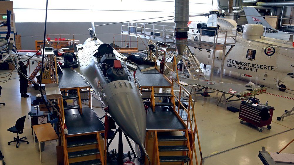 Vedlikehold av F-16 og Sea King inne hos AIM på Kjeller.