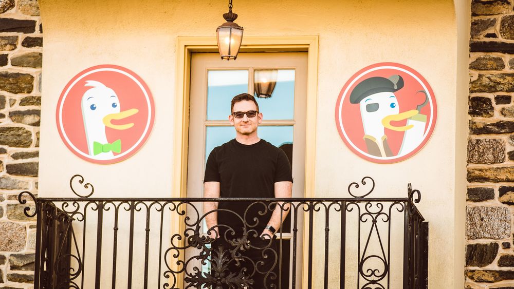 DuckDuckGo-gründer Gabriel Weinberg er fornøyd med at Google har overført duck.com-domenet til selskapet hans. Her står han på en balkong på huset som er selskapet hovedkvarter.