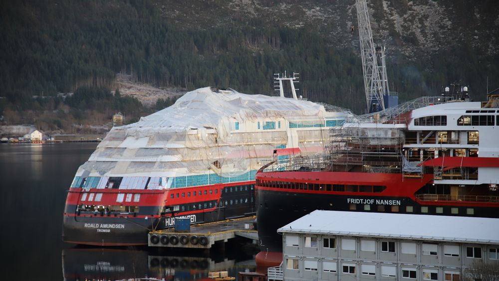 Juleinnpakning. Ekspedisjonsskipet MS Roald Amundsen (leveres Q1 2019) og MS Fridtjof Nansen (leveres Q3-2019) ved Kleven Verft 13. desember 2018.