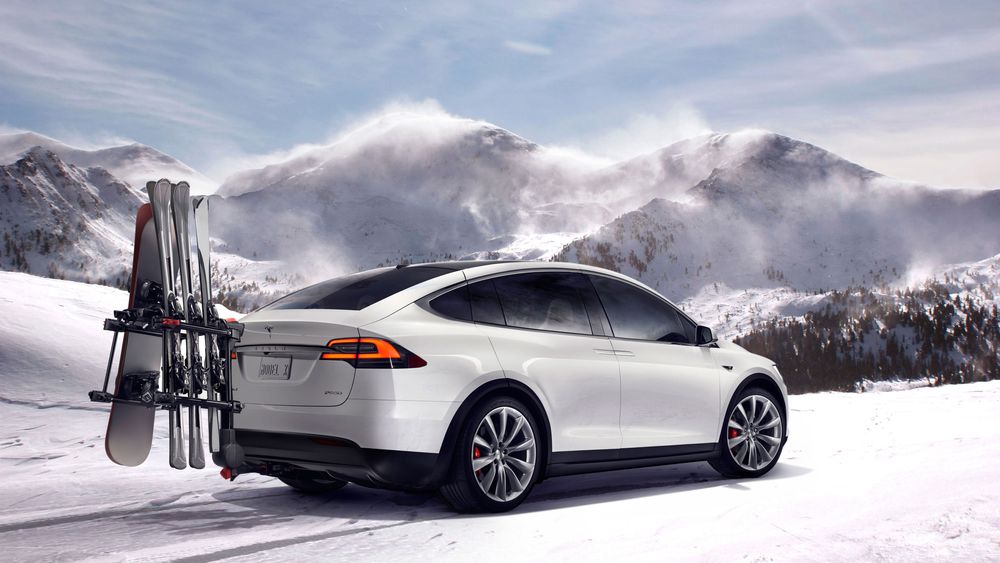 Elbiler kan leveres med tilleggsutstyr, som dette skistativet fra Tesla.