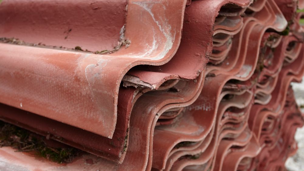Tak med gamle eternittplater kan frigi asbest hvis de skades, eller ødelegges av elde. Disse platene stammer fra et gammelt hus i Akershus.