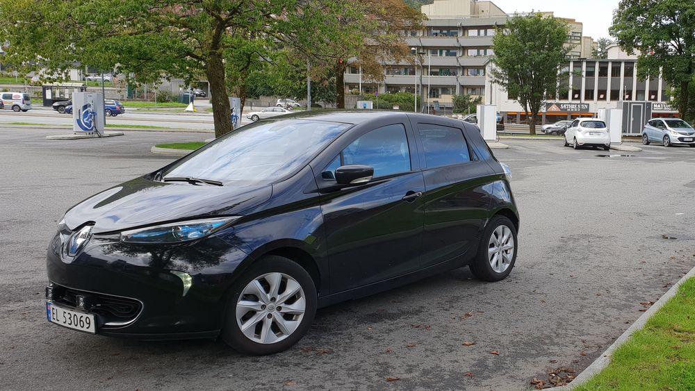 Elbiler i Bergen. Disse vil nå måtte betale bompenger for å kjøre gjennom bomringen.