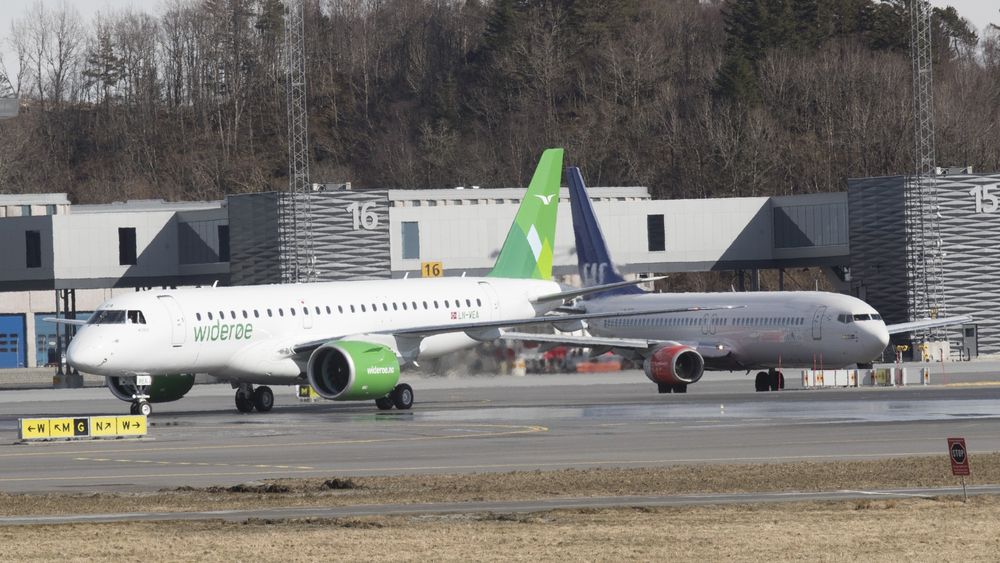 Widerøes første E190E2 landet på Flesland første gang 12. april i år. Nå ligger det an til at flyprodusenten får Boeing som eier - produsenten av SAS' 737-800 maskin til høyre.
