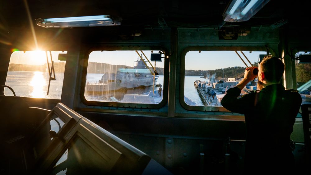 Fregatten KNM «Otto Sverdrup» liggende til kai ved Haakonsvern utenfor Bergen. Fregatten «Thor Heyerdahl» ses gjennom vinduet.