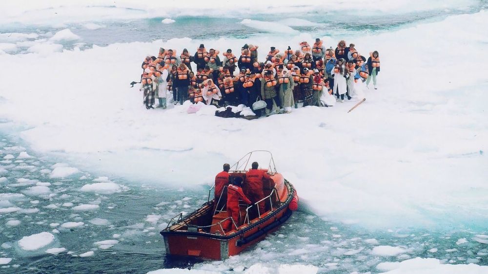 Passasjerene måtte forlate skipet da Maksim Gokiy traff isen med over 900 ombord i 1989. Alle ble reddet i det som kunne blitt en gedigen katastrofe.