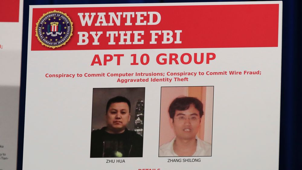En plakat vist under pressekonferansen ved det amerikanske justisdepartementet. Plakaten viser to kinesiske borgere, som blir beskyldt for å stå bak en omfattende datainnbrudd.