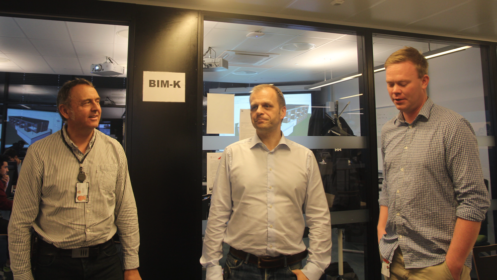 Ingolf Sundfør (fra venstre), Harald Selvær og Lars Vegheim Dagalid underviser bim-studentene på Fagskolen i Oslo og Akershus.