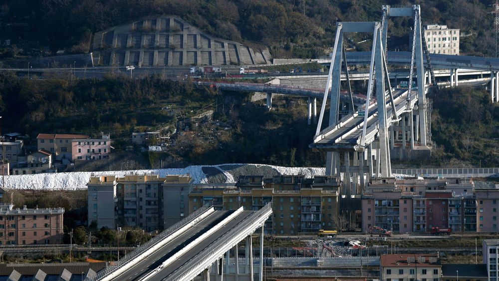 Restene av Morandi-broen står fremdeles i Genova. Dette bildet ble tatt 14. desember.