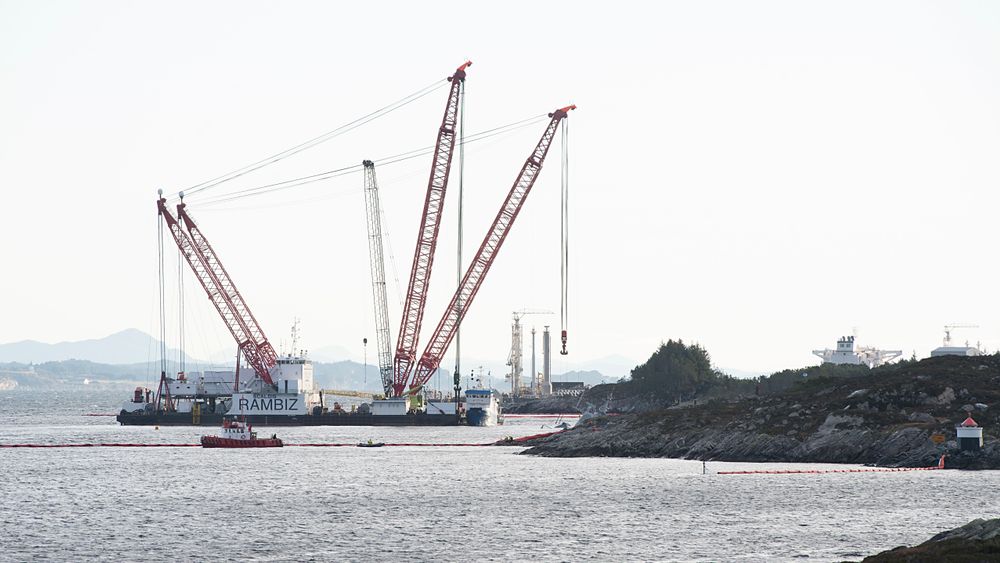 Kranbåten Rambiz jobber ved den havarerte KNM Helge Ingstad. Vraket sank ytterligere 30 centimeter i løpet av julen, og uvær har forsinket arbeidet med å forberede hevingen.