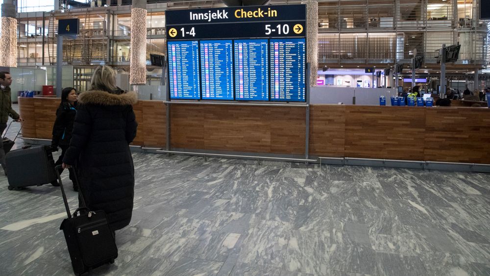 Equinor og Telenor er blant selskapene som nekter ansatte bonuspoeng på private reiser, skriver Dagens Næringsliv. Juletrafikk ved Oslo lufthavn mandag ettermiddag i 2017.