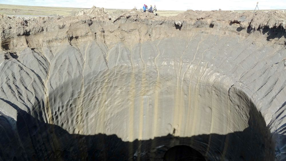 I 2014 smeltet permafrosten over en lomme av metangass på Yamal-halvøya i Sibir, og avdekket dette krateret. Nå vil norske forskere ha permafrosten og mulige metangassutslipp inn i klimamodellene.