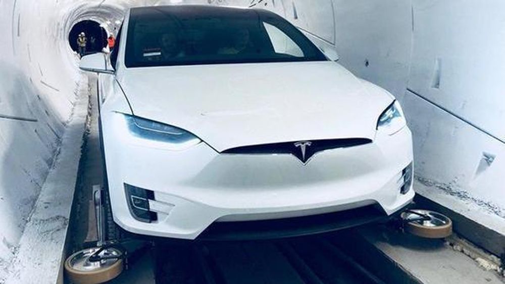 Utfellbare støttehjul var montert på Teslaen som ble brukt til å demonstrere The Boring Companys tunnelkonsept.