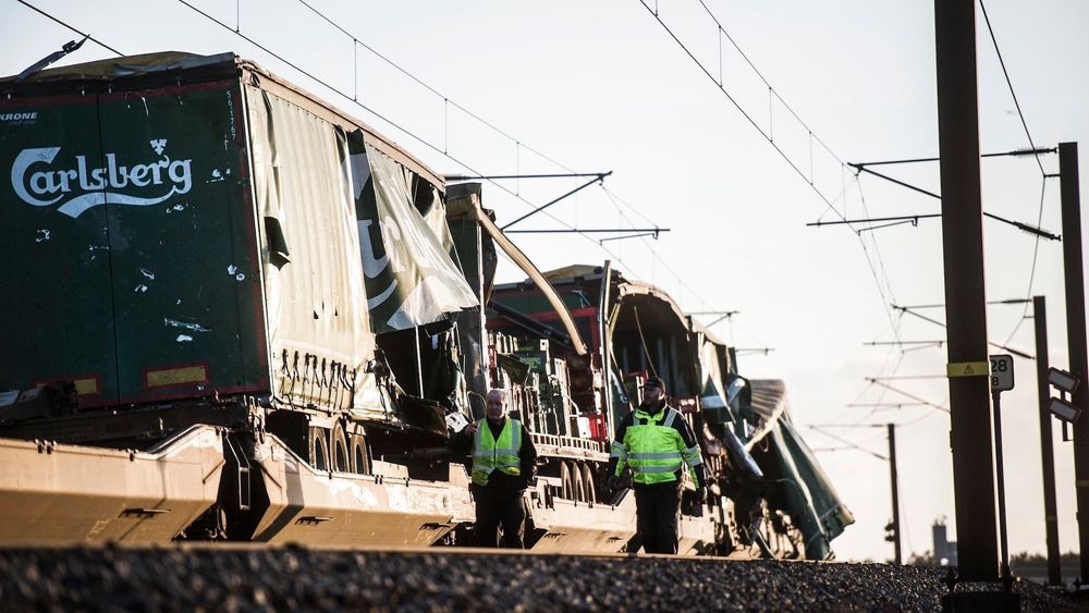 Åtte personer omkom da deler av lasten til et godstog rev seg løs og traff et motgående lyntog ved Storebæltsbroen i Danmark 2. januar. Nå advarer sikkerhetsmyndighetene mot vognene som ble brukt på godstoget.