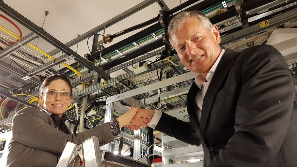 Produkt- og salgsdirektør Vivi Nyseter-Østby i Norkring og administrerende direktør Knut Oppegaard i IOT Norway er her avbildet idet Sigfox-nettet settes i drift.