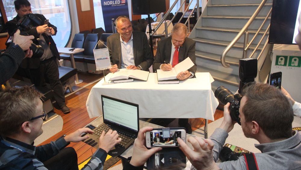 Her signerer (f.v.) styreleder i Norled Ingvald Løyning og vegdirektør erje Moe Gustavsen kontrakten om utviklingen av verdens første hydrogenelektriske ferge.