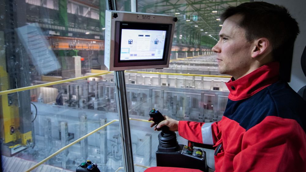 Avansert kran: Morten Snyen Stangeland er operatør i Hydros pilotanlegg på Karmøy og styrer fra denne cockpiten de fleste arbeidsoperasjoner som gjennomføres i driften i elektrolysehallen.