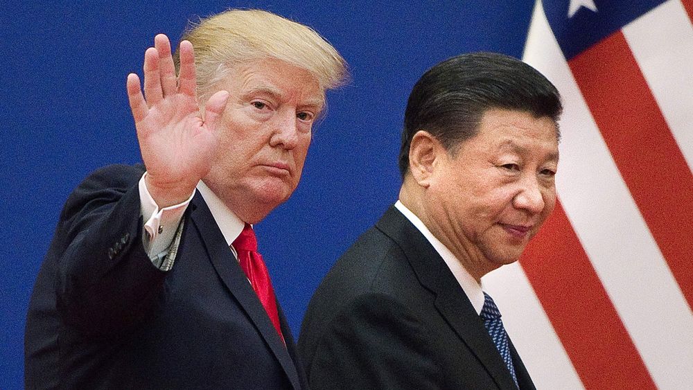 Rivaliseringen mellom USA og Kina kan åpne for at Euro blir en viktigere valuta i internasjonal oljehandel. Bildet er tatt under et besøk Trump hadde i Kina i november 2017.