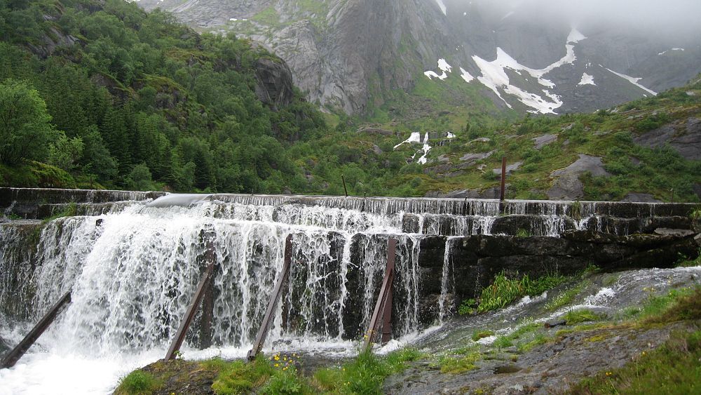 Ved å ruste opp norske vannkraftverk, kunne man fått 3-6 TWh mer energi, ifølge NVE. Hvorvidt dette blir gjennomført handler om økonomi. Dammen på bildet er tilknyttet fiskeværet Nusfjord i Lofoten.