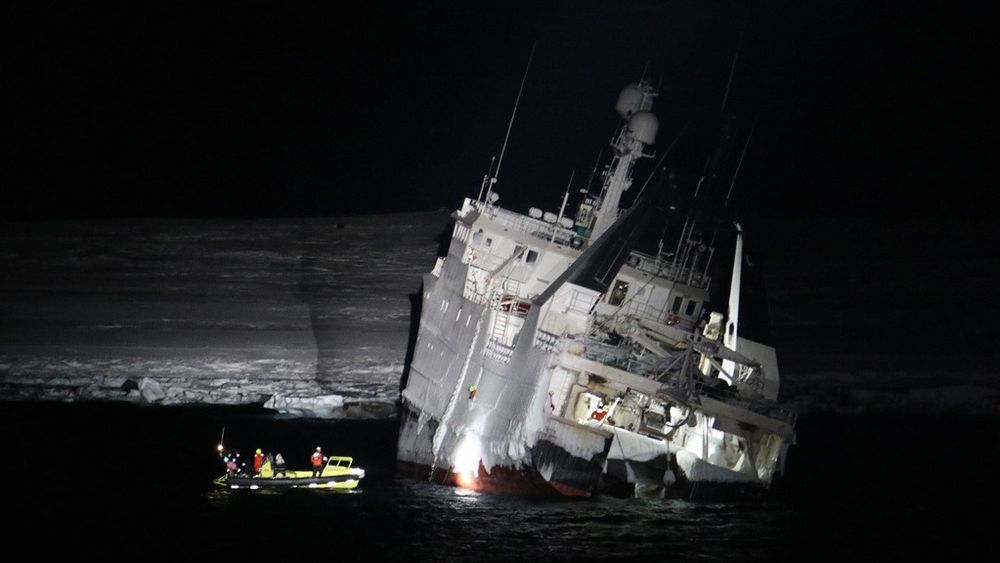 320.000 liter diesel er fraktet vekk fra tråleren Northguider i ICB-tanker om bord i lettbåter. Hver tank er fylt med rundt 800 liter og tatt over i KV Svalbard.