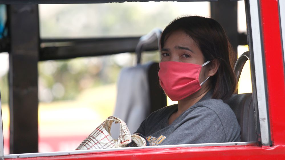 Innbyggere i Bangkok tildeles munnbind grunnet uvanlig høy luftforurensning de siste ukene.