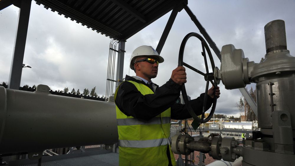 En Nord Stream pipeline-operatør står på en plattform og ser ut over rengjøringsanlegget før åpningsseremonien til den andre gassledningen i Portovaya-bukta, rundt 60 kilometer fra byen Vybord i nordvest-Russland. Bildet er fra 8. oktober 2018,