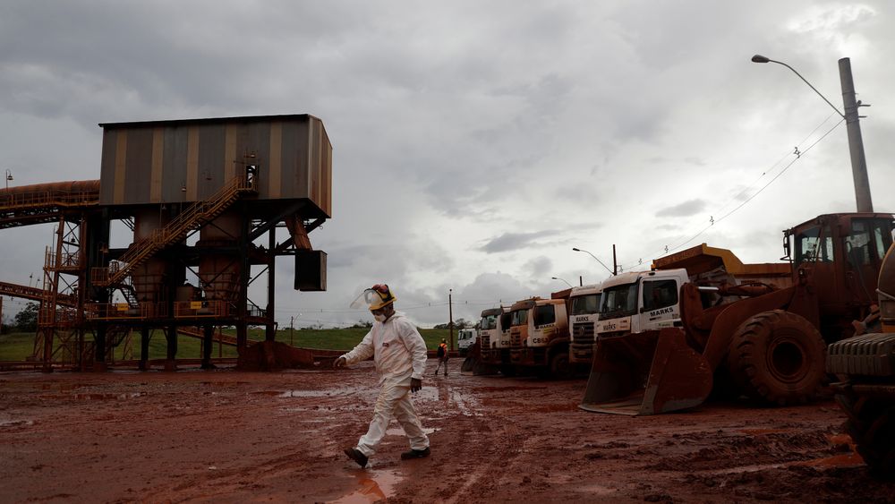 En arbeider på Hydros aluminaraffineri Alunorte i Brasil mars 2018.