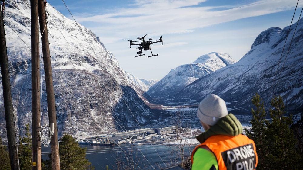 Dronepilot Thomas Negård demonstrerer en DJI-drone ved kraftlinjen som går ned til Hydro Aluminium på Sunndalsøra. Dette er et av stedene Esmart systems samarbeider med Statnett om å finne feil på kraftnettet.