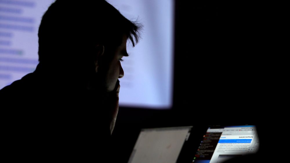 Illustrasjonsfoto av en deltaker på en hackerkonkurranse under Def Con-konferansen i Las Vegas i 2017. Bare en liten elite kan livnære seg av dusørordningene, ifølge en MIT-rapport.