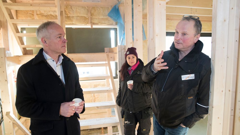 Kunnskaps- og integreringsminister Jan Tore Sanner sammen med lærling Anne Rønning og byggmester Pål Øye på en byggeplass Oslo.