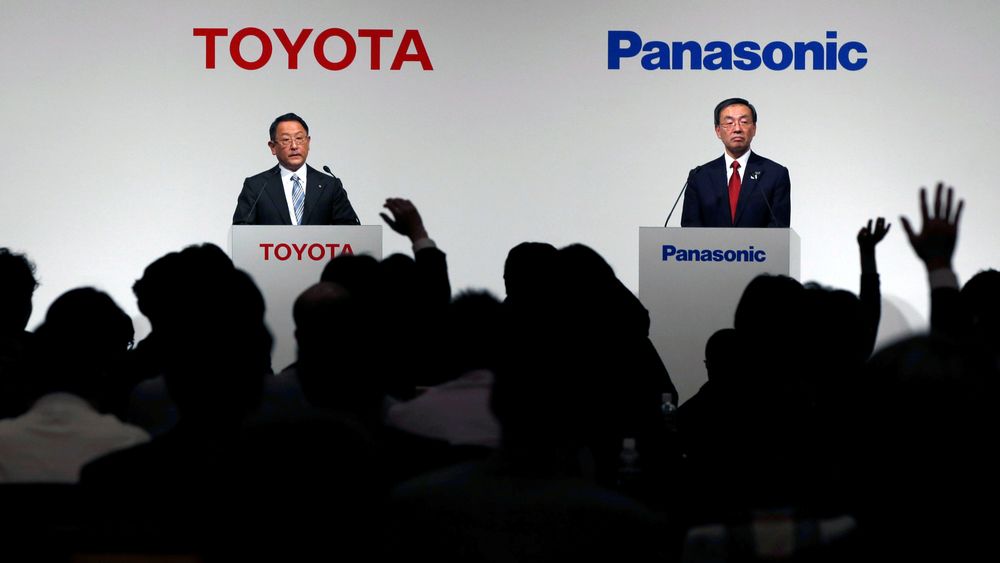 Akio Toyoda (til venstre) og Kazuhiro Tsuga, toppsjefer i henholdsvis Toyota og Panasonic har annonsert at selskapene vil opprette et felles selskap som skal utvikle elbilbatterier. Bildet er tatt i forbindelse med presentasjonen av de første samarbeidsplanene  i 2017.