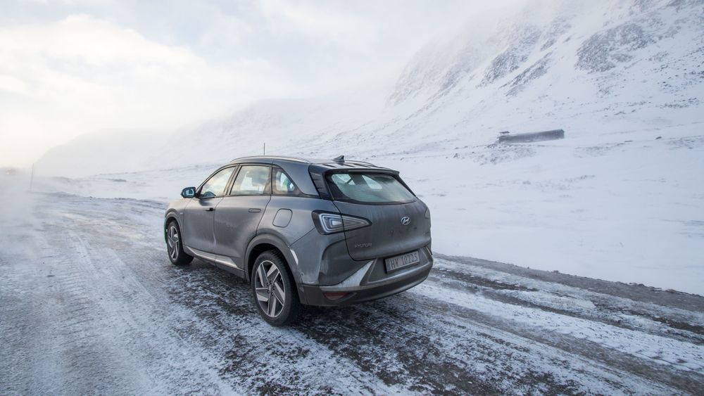 Elbilen har vunnet og hydrogenbilen blir for kostbar. Det er rådet til regjeringen fra DNV GL som har sett på bruk og produksjon av hydrogen i Norge fram mot 2030. Bilen på bildet er en Hyundai Nexo.
