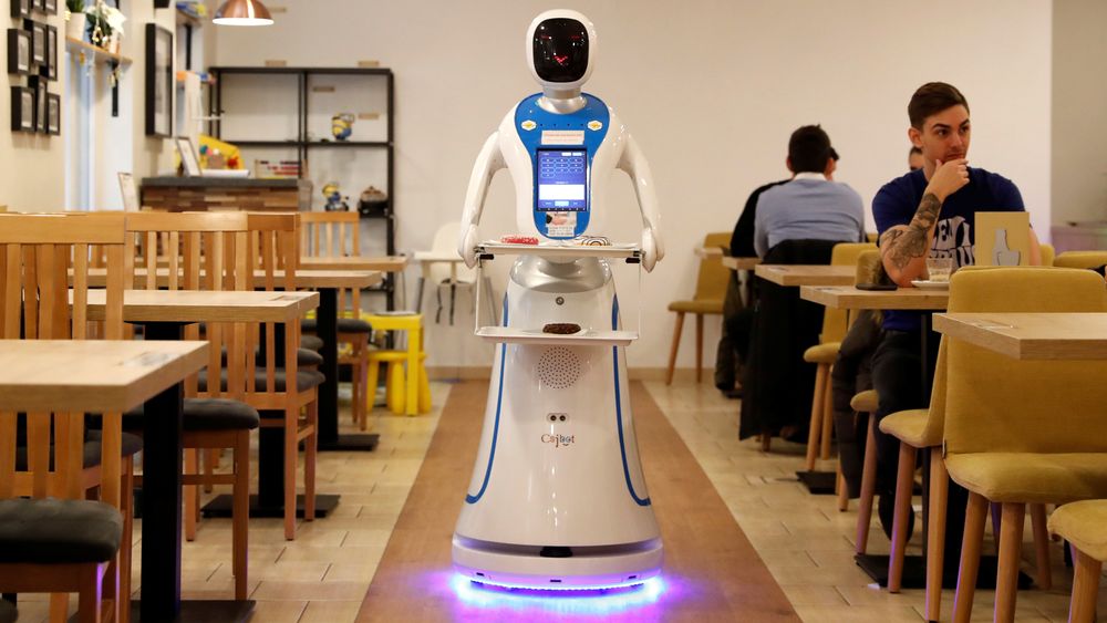 Kunstig intelligens kan gi bedriftene en voldsom verdiøkning, og arbeidstakere mindre å gjøre. Denne roboten serverer gjester i en cafe i Budapest.