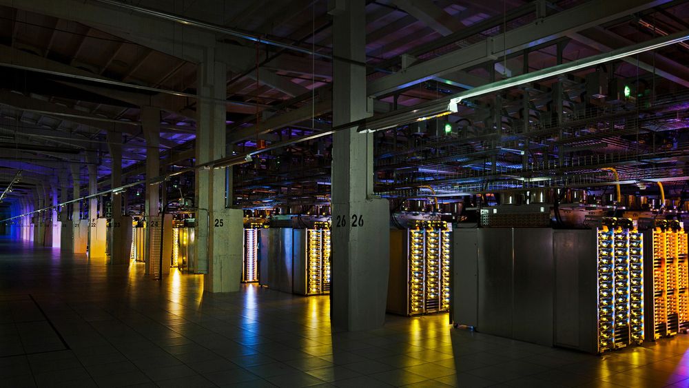 Én av datahallene ved Googles datasenter i Hamina, Finland, der Google har pøst inn flere milliarder kroner.