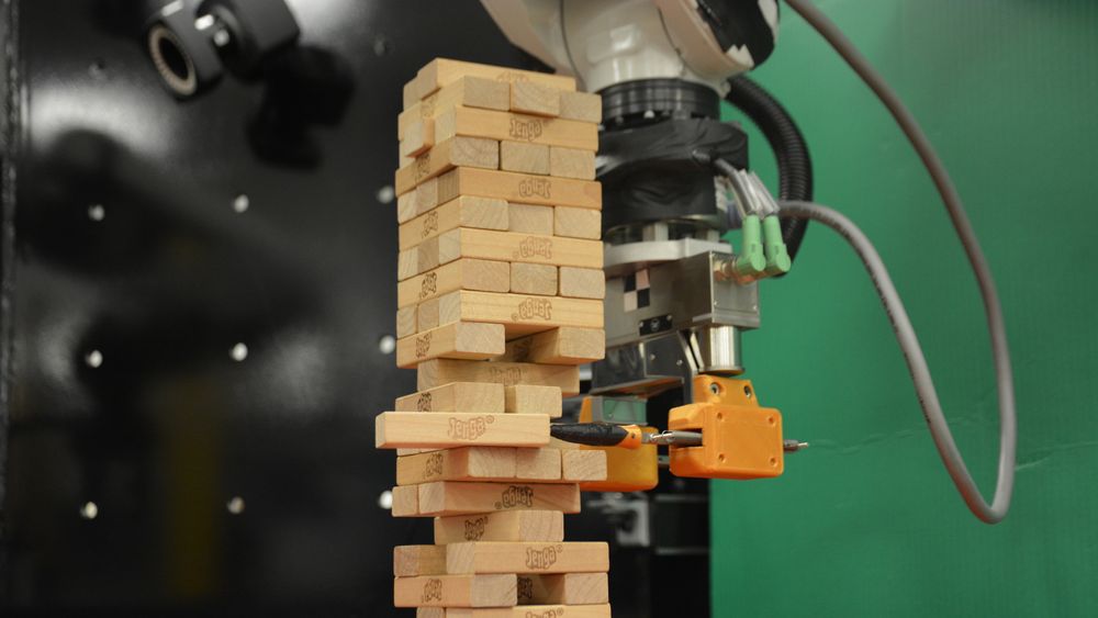 Denne roboten demonstrerer noe som har vært vanskelig med tidligere systemer, nemlig evnen til raskt å lære seg den mest optimale metoden til å utføre en oppgave. Forskere på MIT har lært roboten til å spille Jenga.  